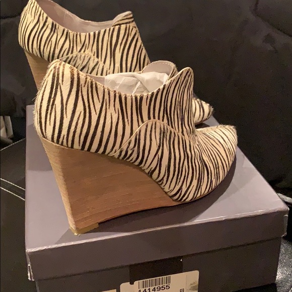 Plomo wedged zebra print pony hair heel. - Picture 4 of 8